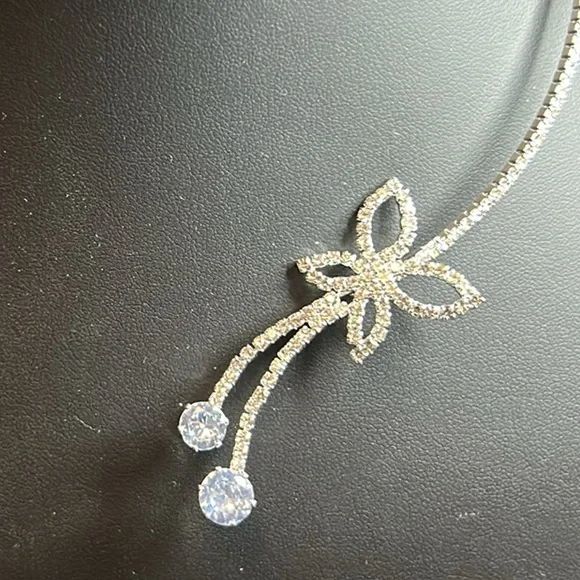 Elegant Silver Necklace with Crystal Accents - Picture 7 of 8